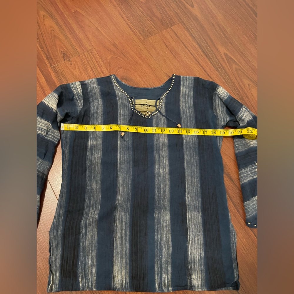 Authentic 70s handmade tunic shirt, wood beads, bell sleeves, peekaboo cut blue - Picture 8 of 12